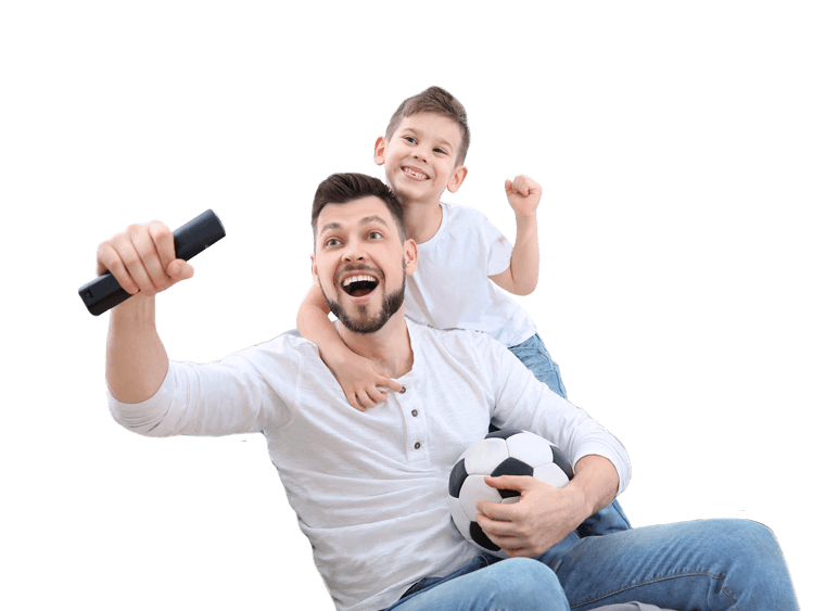 Papá e hijo celebrando viendo deportes
